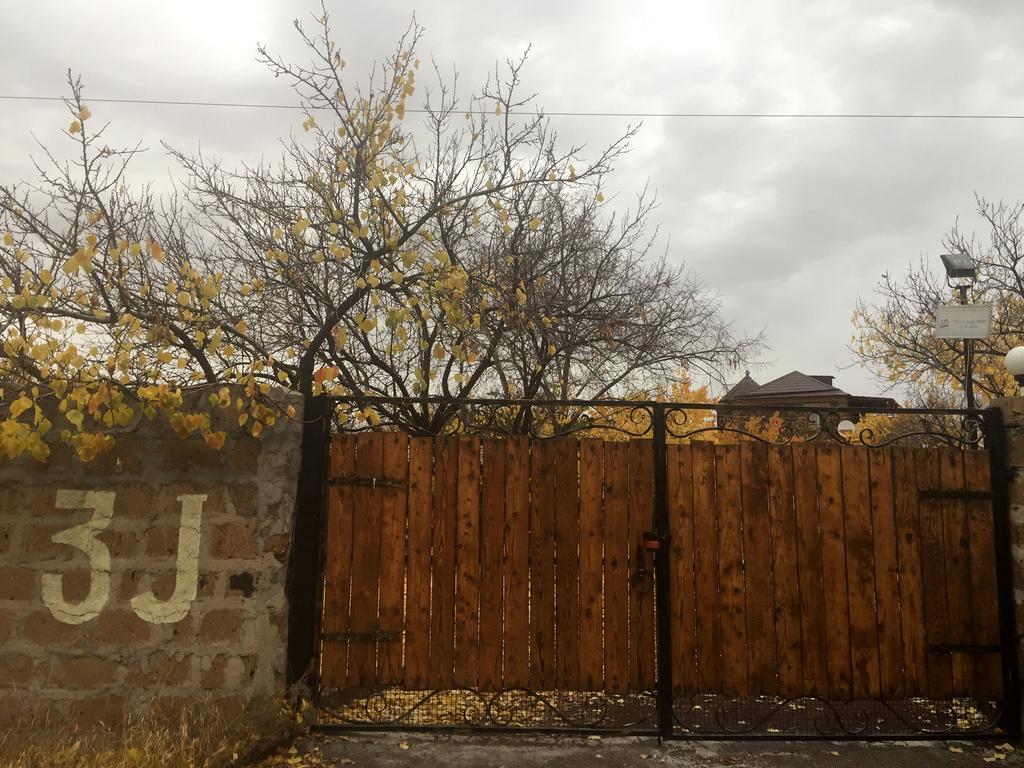 Three Jugs B&B Jrvezh Екстер'єр фото
